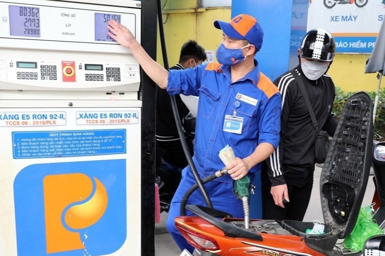 Quyet dinh bo sung 8.000 ty dong tam ung cho Quy binh on gia xang dau hinh anh