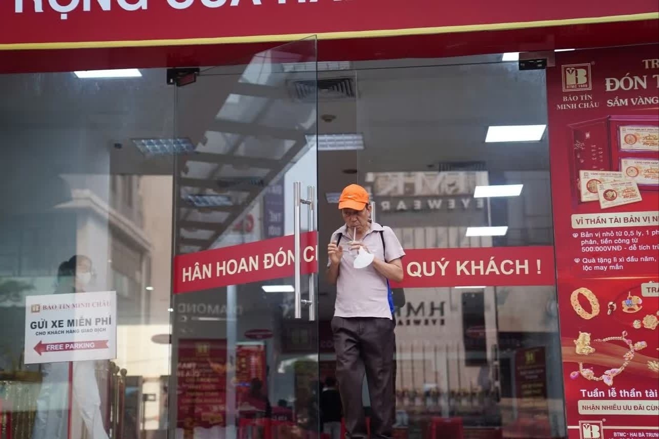 Canh tuong la tai cua hang vang Bao Tin Minh Chau hinh anh