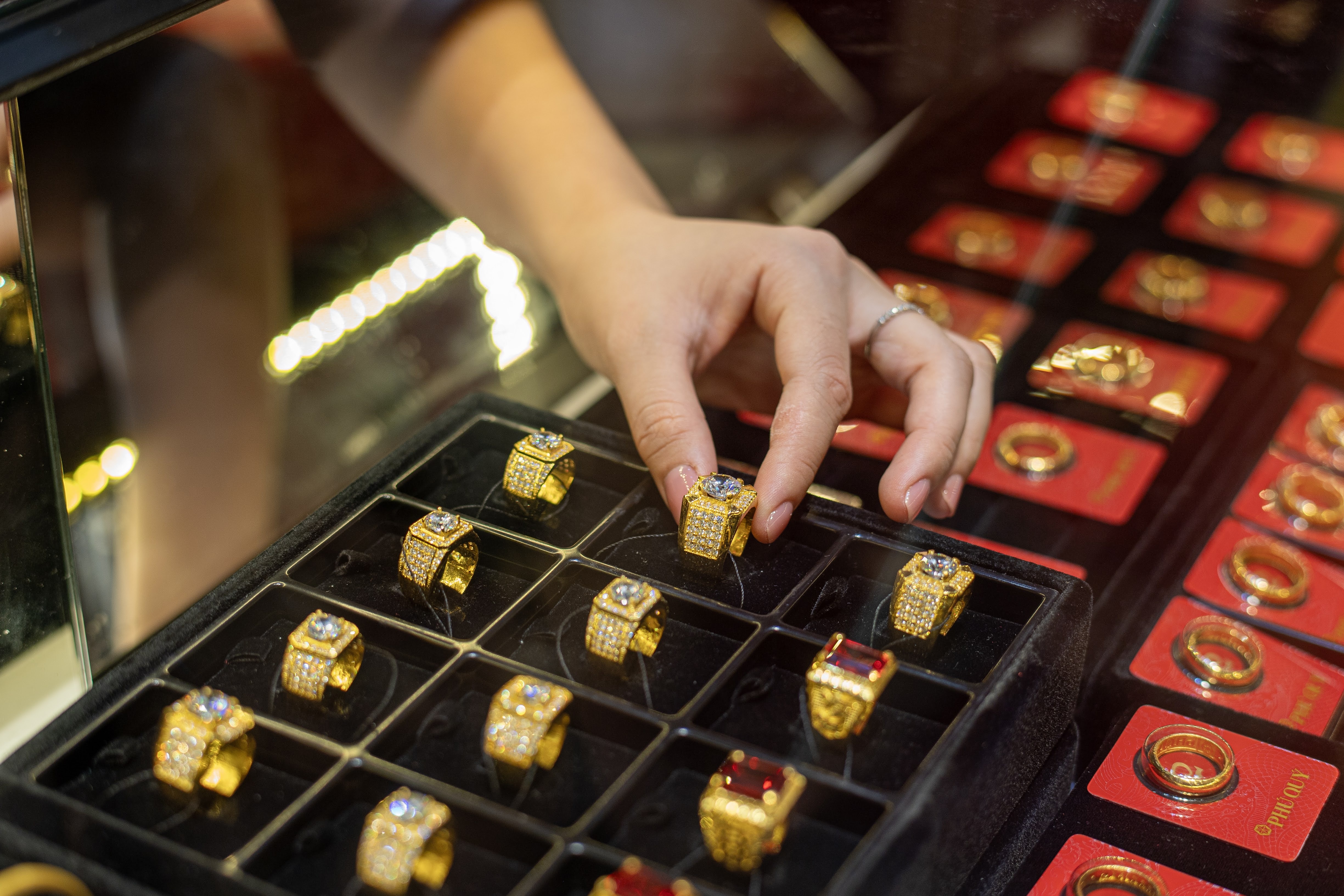 Gia vang trong nuoc dien bien la hinh anh