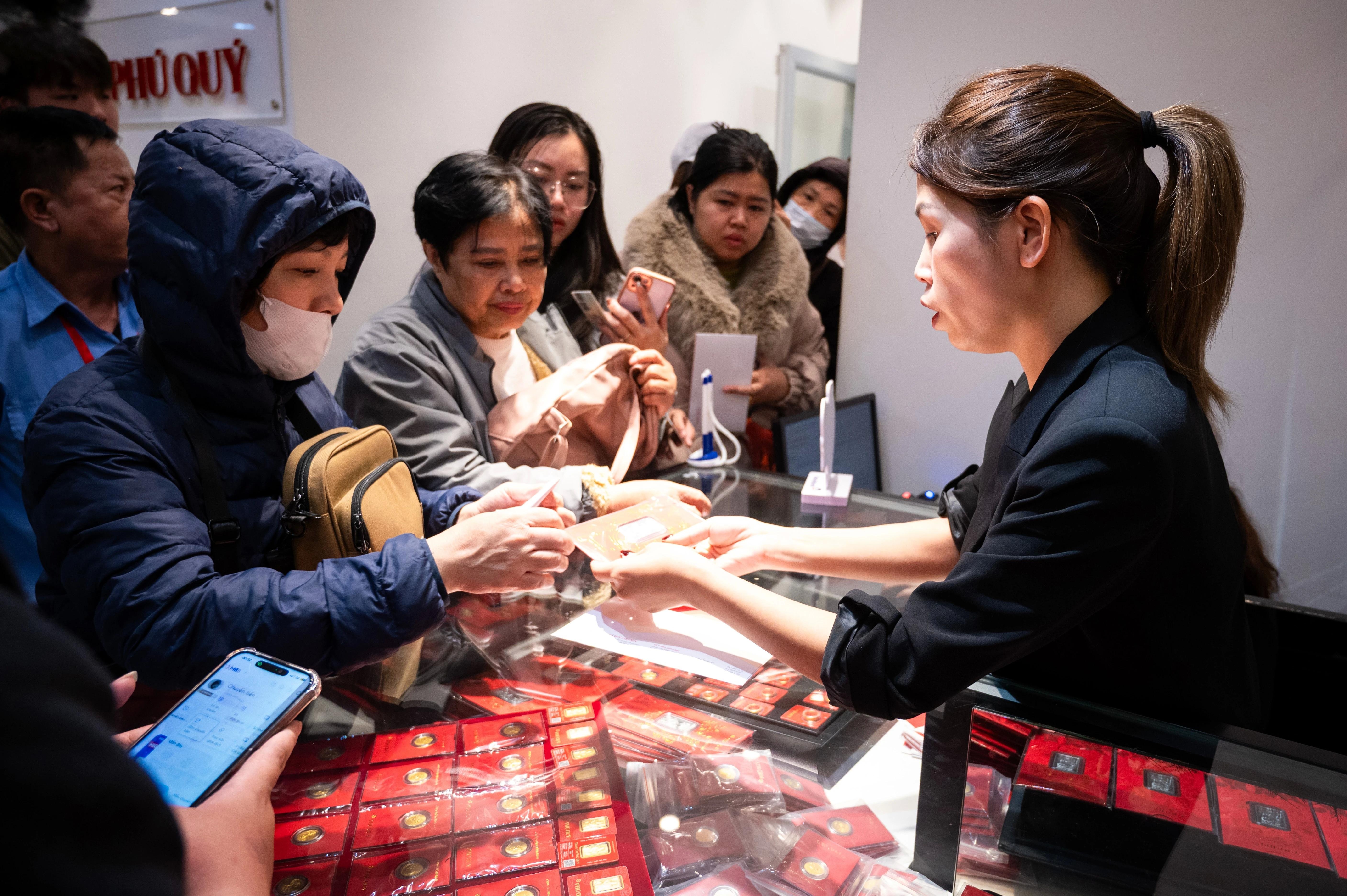 Nguoi mua vang lo gan 10 trieu dong/luong chi sau mot dem hinh anh