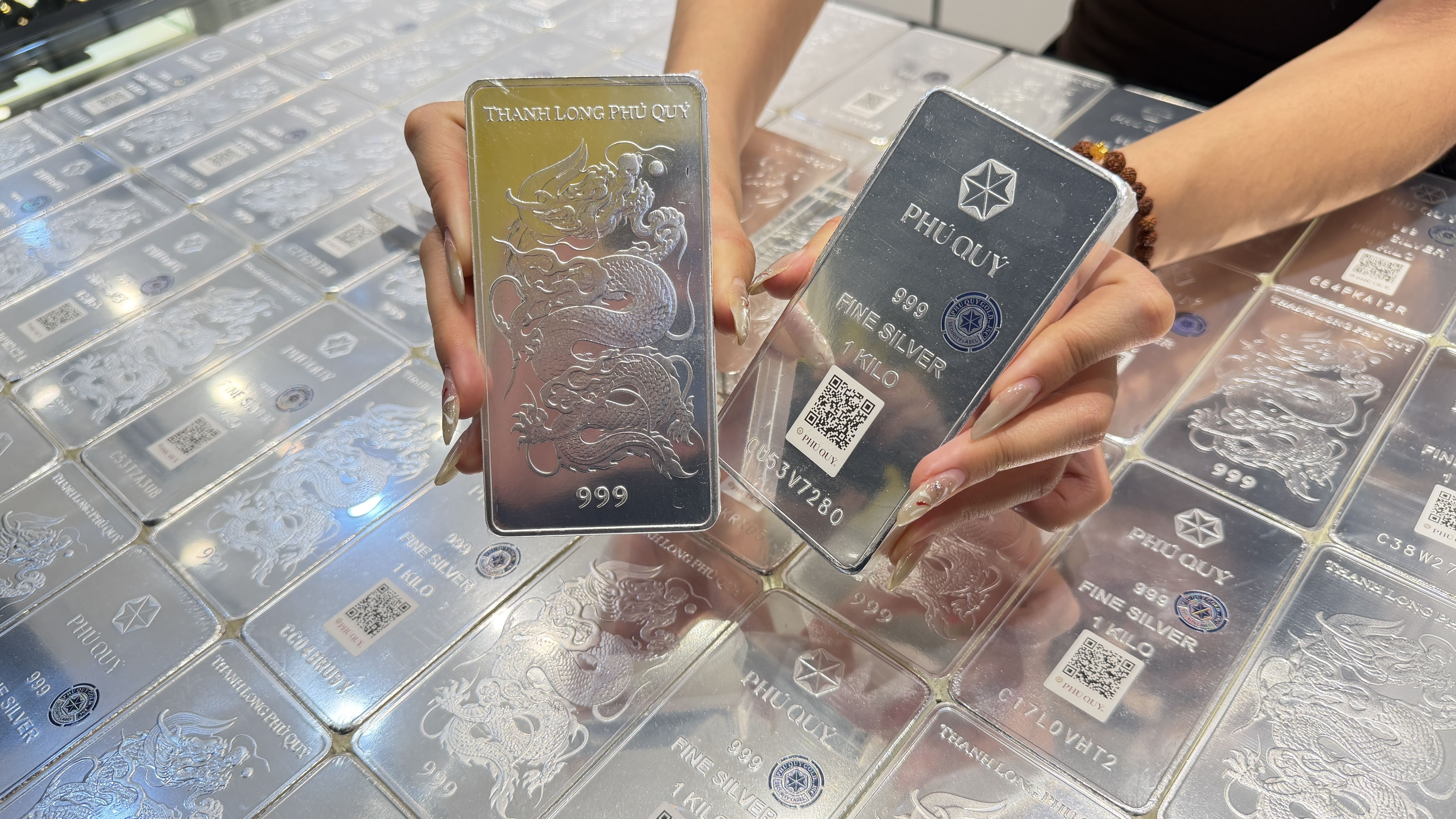 Gia bac nong tro lai, da vuot moc 82 trieu dong/kg hinh anh