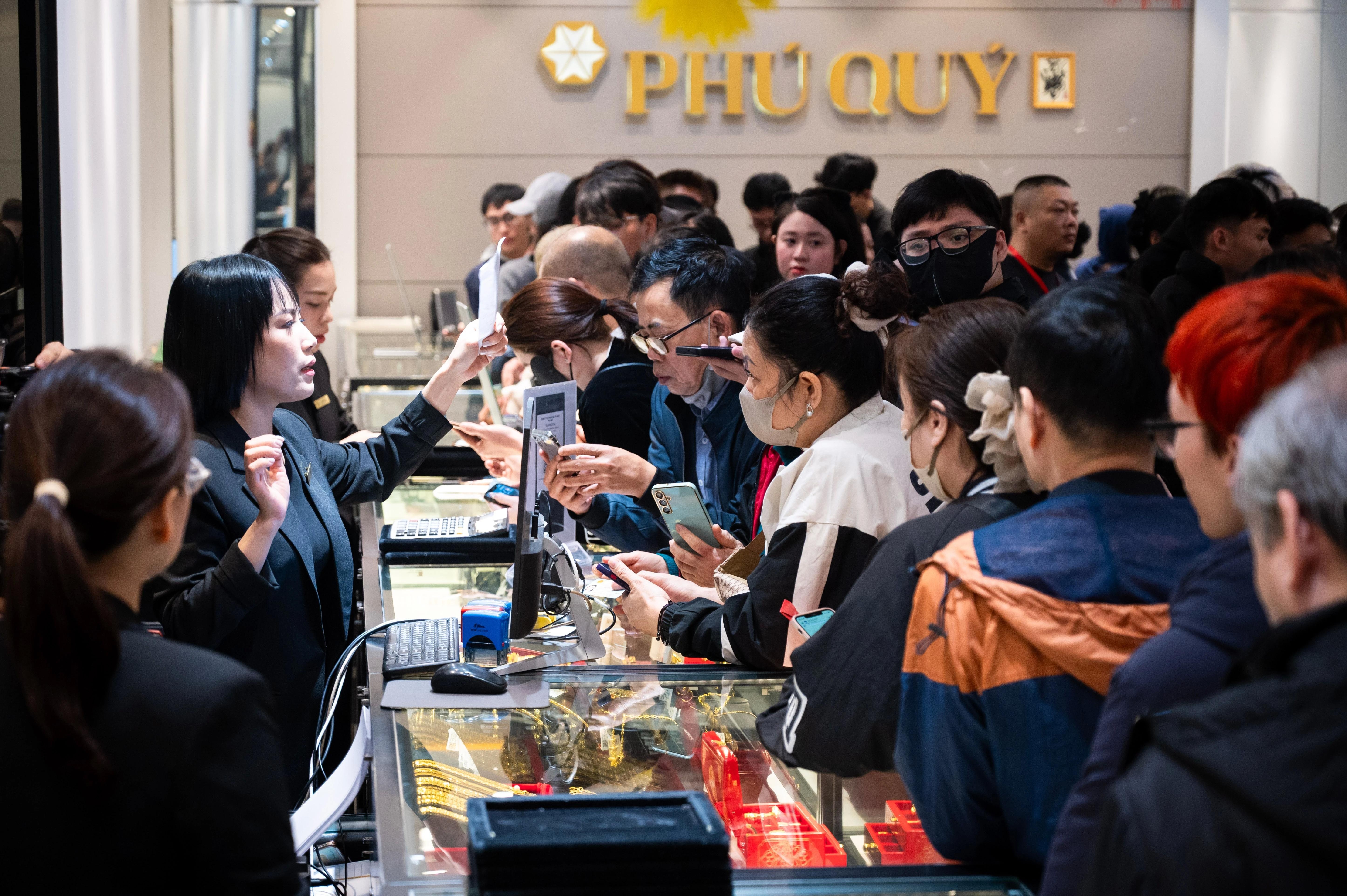 Gia vang truot manh, nguoi mua mat hon 7 trieu tu dinh tuan truoc hinh anh