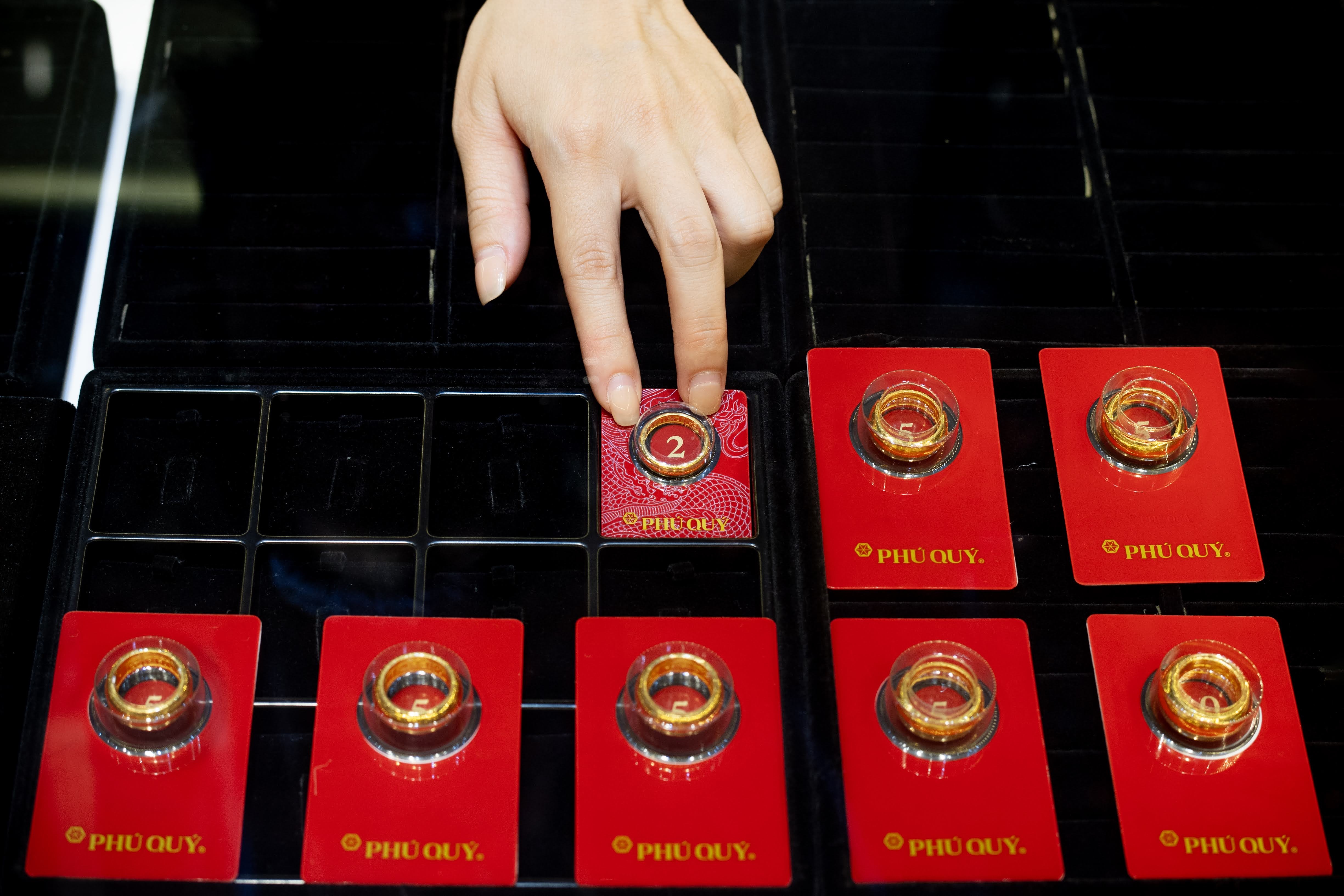 Gia vang giam lien tuc, toan bo nguoi mua mot thang qua deu lo nang hinh anh