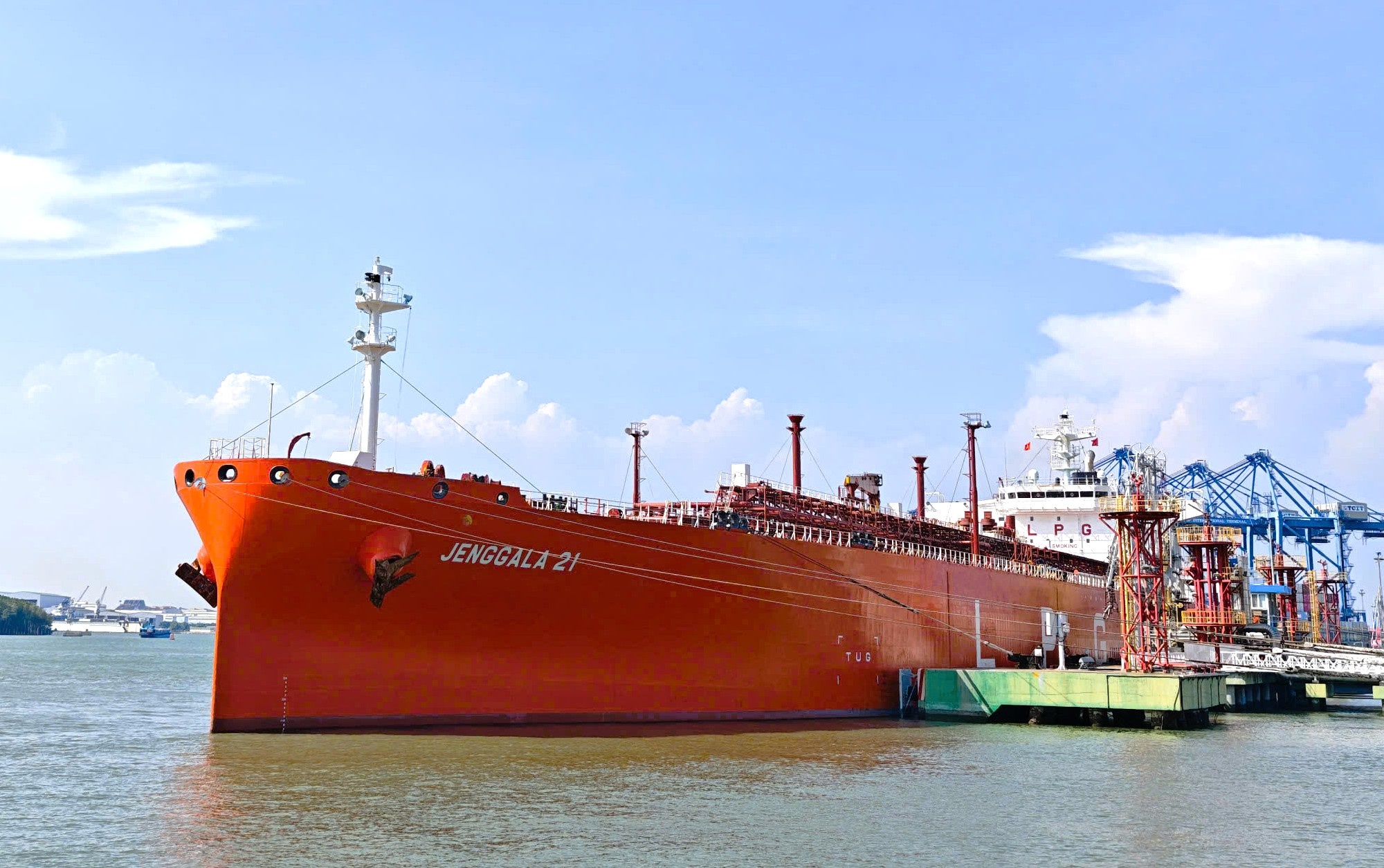 PV GAS nhap them gan 120.000 tan LNG, LPG ngay truoc them nghi le hinh anh