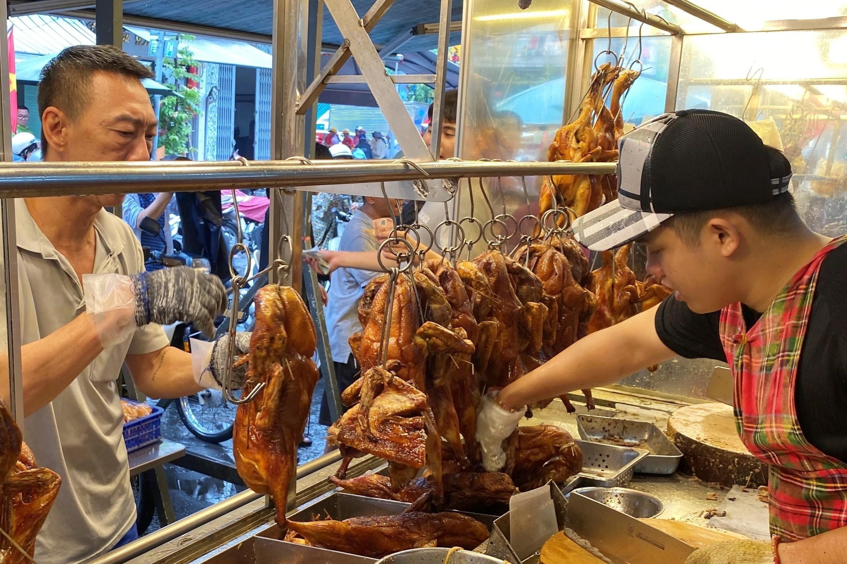 Nghi le 30/4-1/5: Tiem vit quay 'bo tui' ca tram trieu moi ngay hinh anh