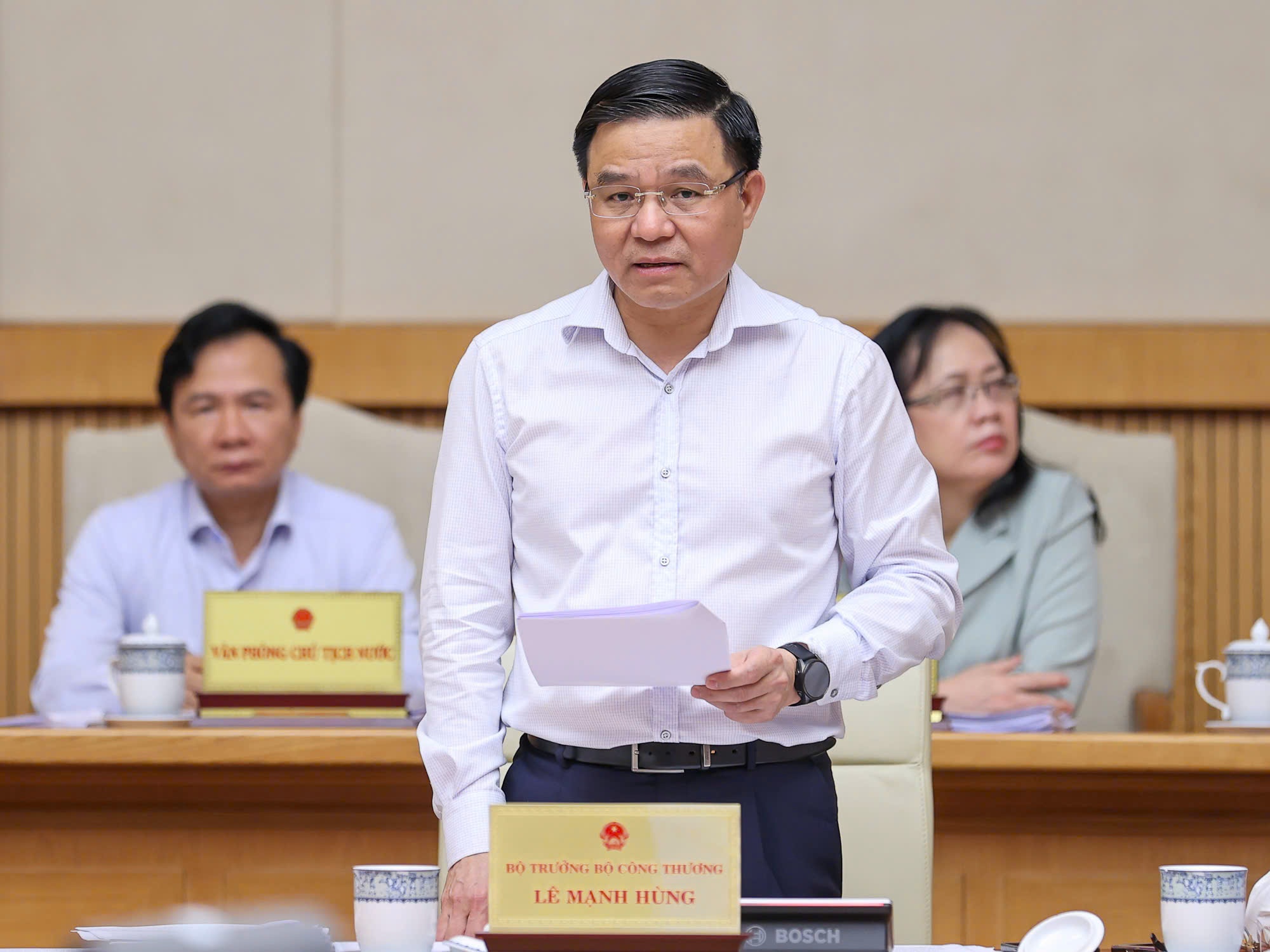 Bo truong Cong Thuong: Nguon cung xang dau va dien duoc bao dam hinh anh
