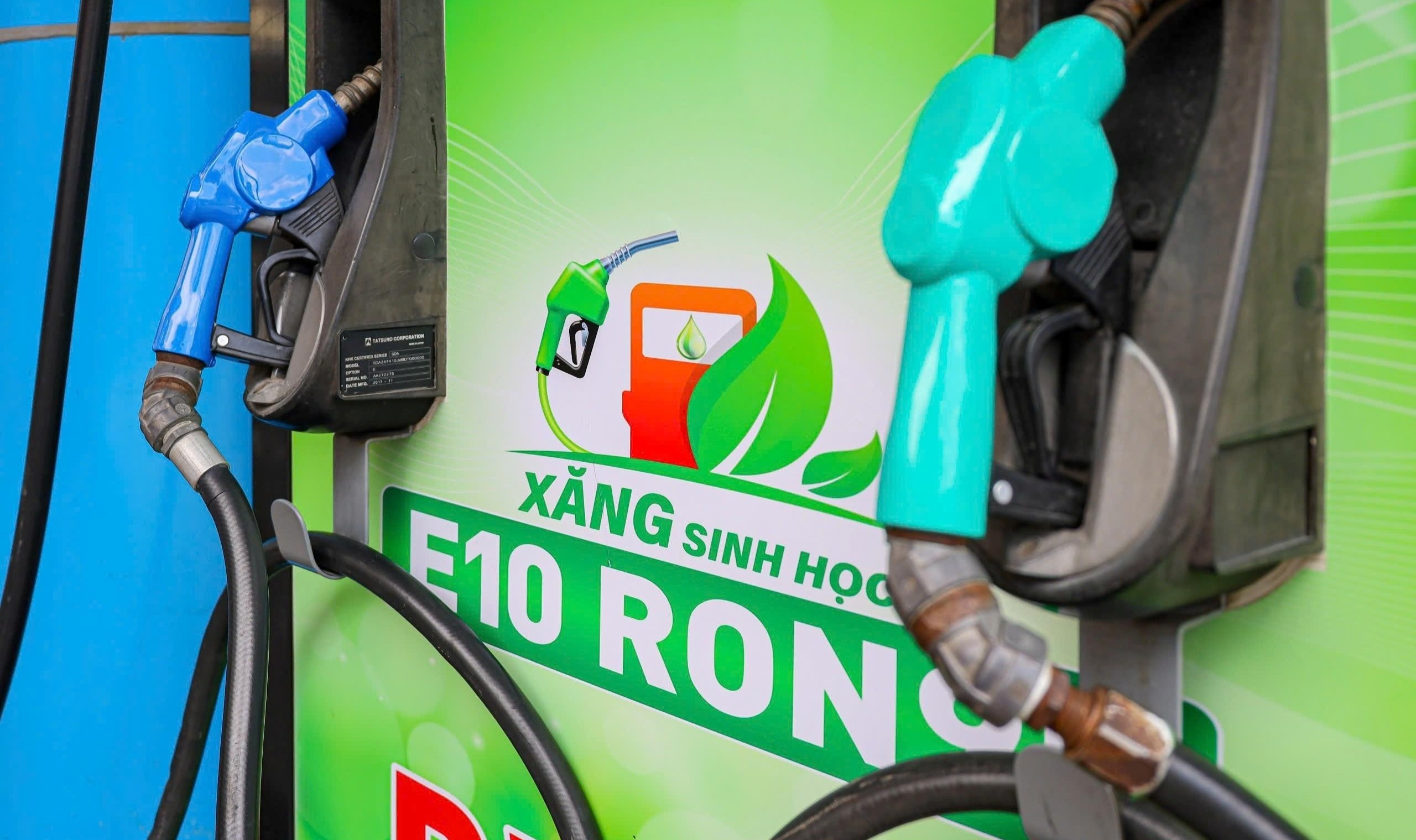 Vi sao gia xang E10 re hon xang RON 95? hinh anh