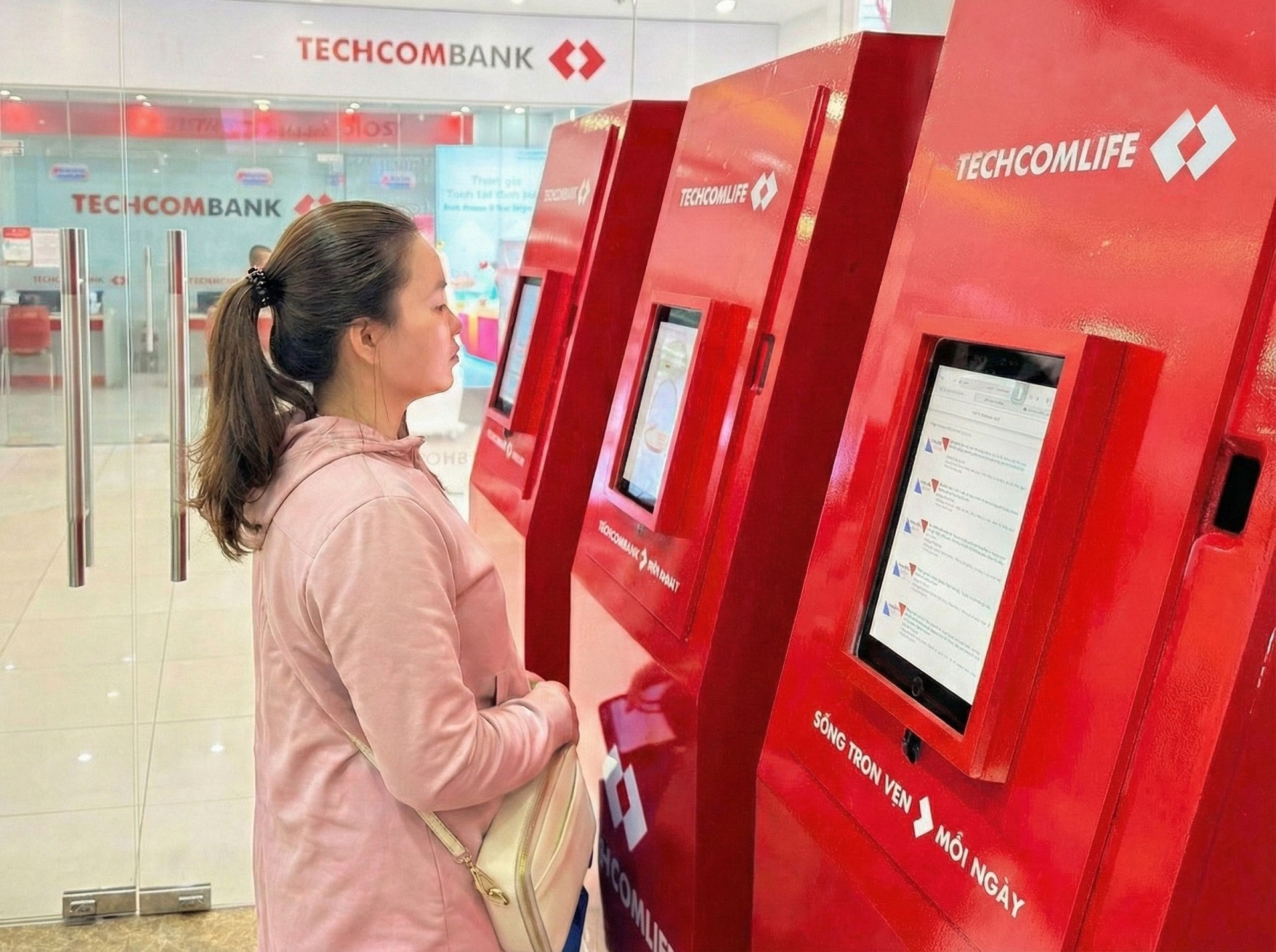 Techcom Life da ap sat Manulife va AIA hinh anh