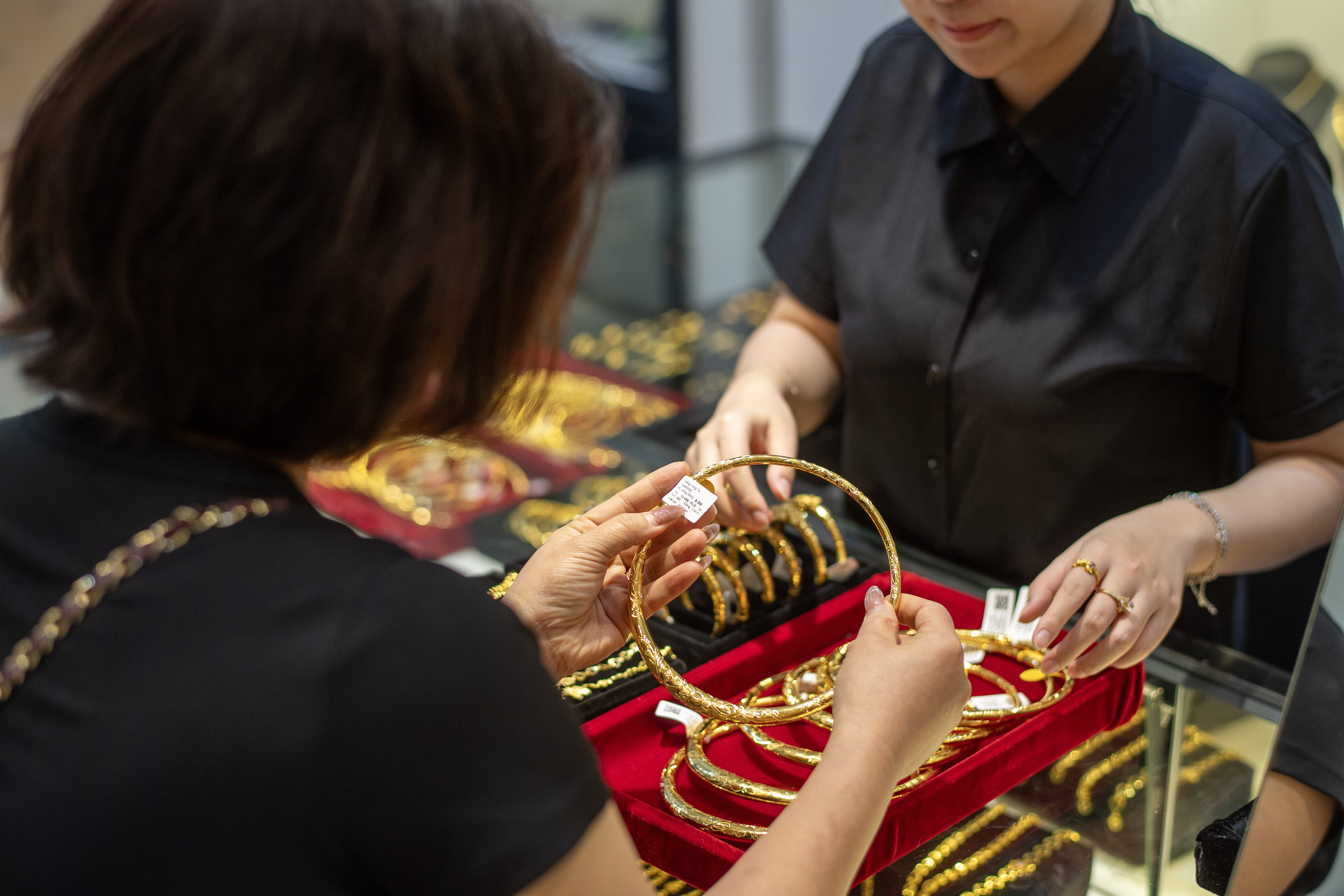 Gia vang tang tro lai nhung nguoi mua van dang lo nang hinh anh