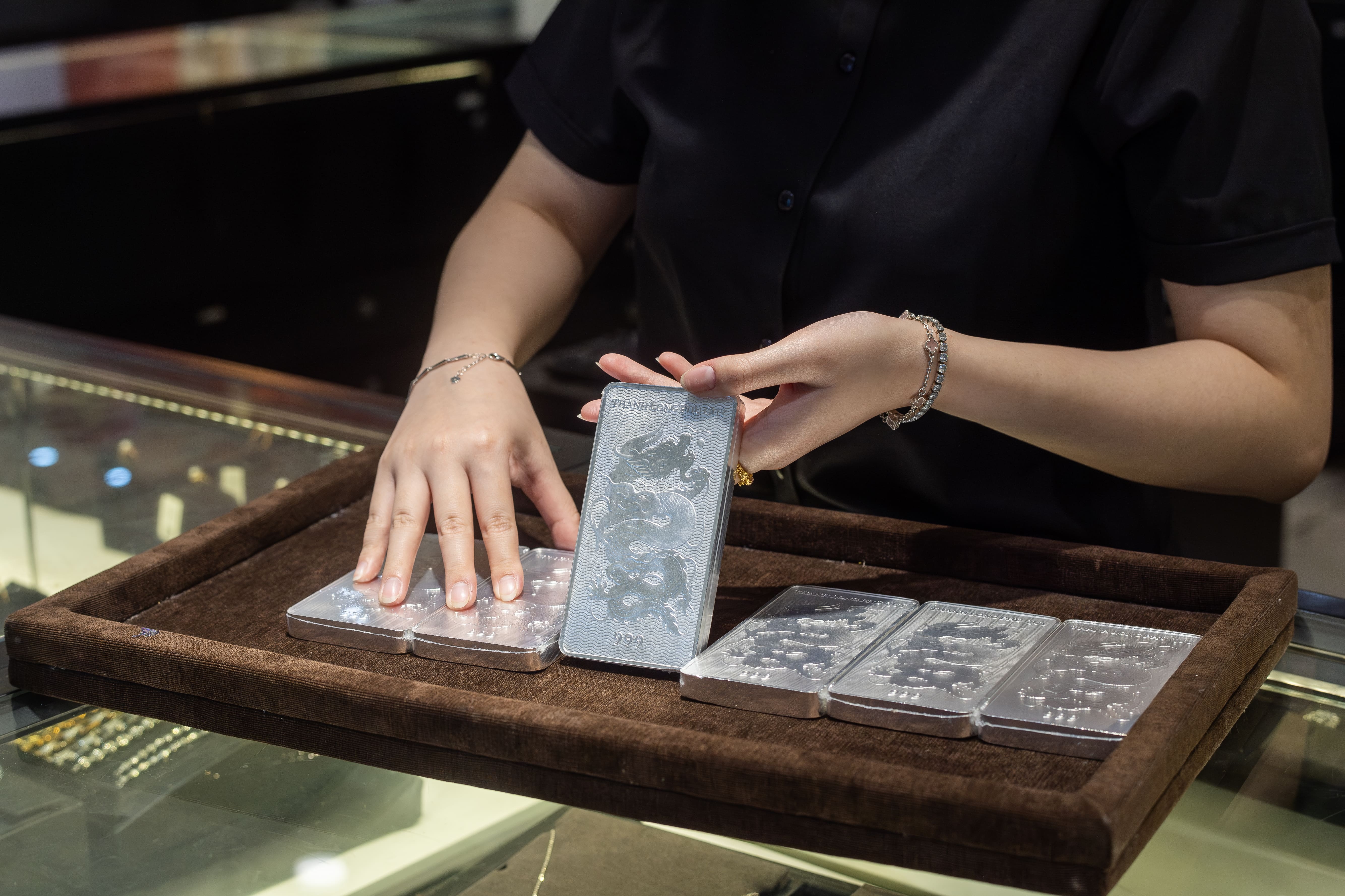 Gia bac trong nuoc leo thang len moc 81 trieu dong/kg hinh anh