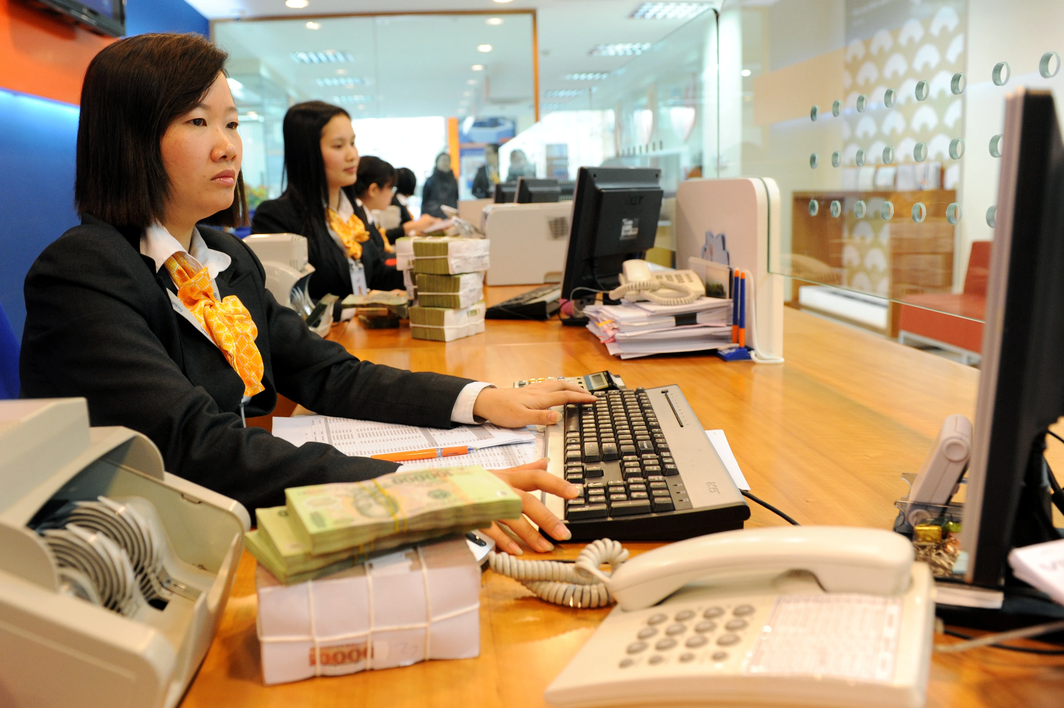 Quy dinh moi voi cac giao dich chuyen tien tu 10 trieu dong hinh anh