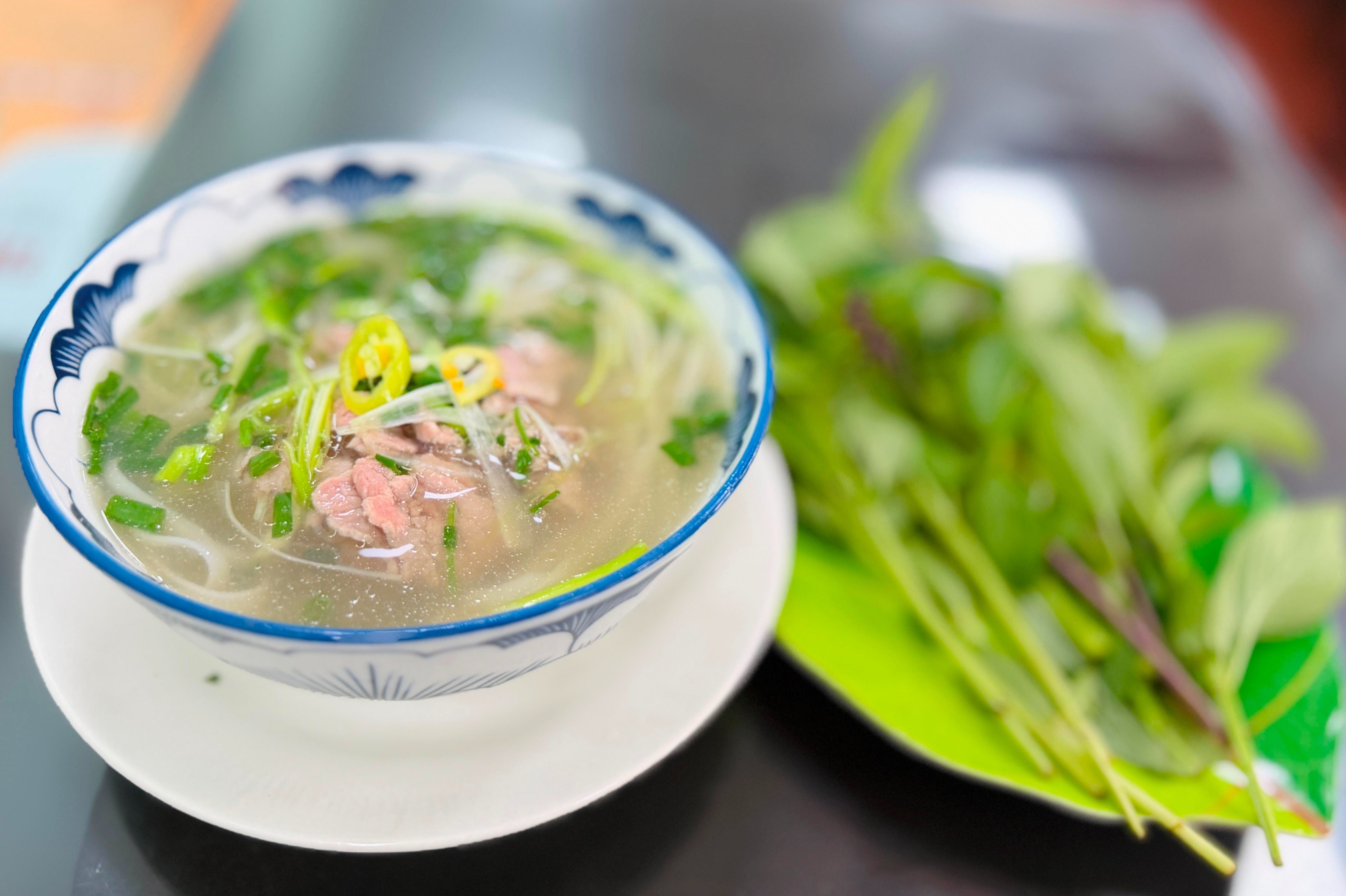 To pho ‘co thu’ gia 50.000 dong: Gia xang thuc su chiem bao nhieu? hinh anh