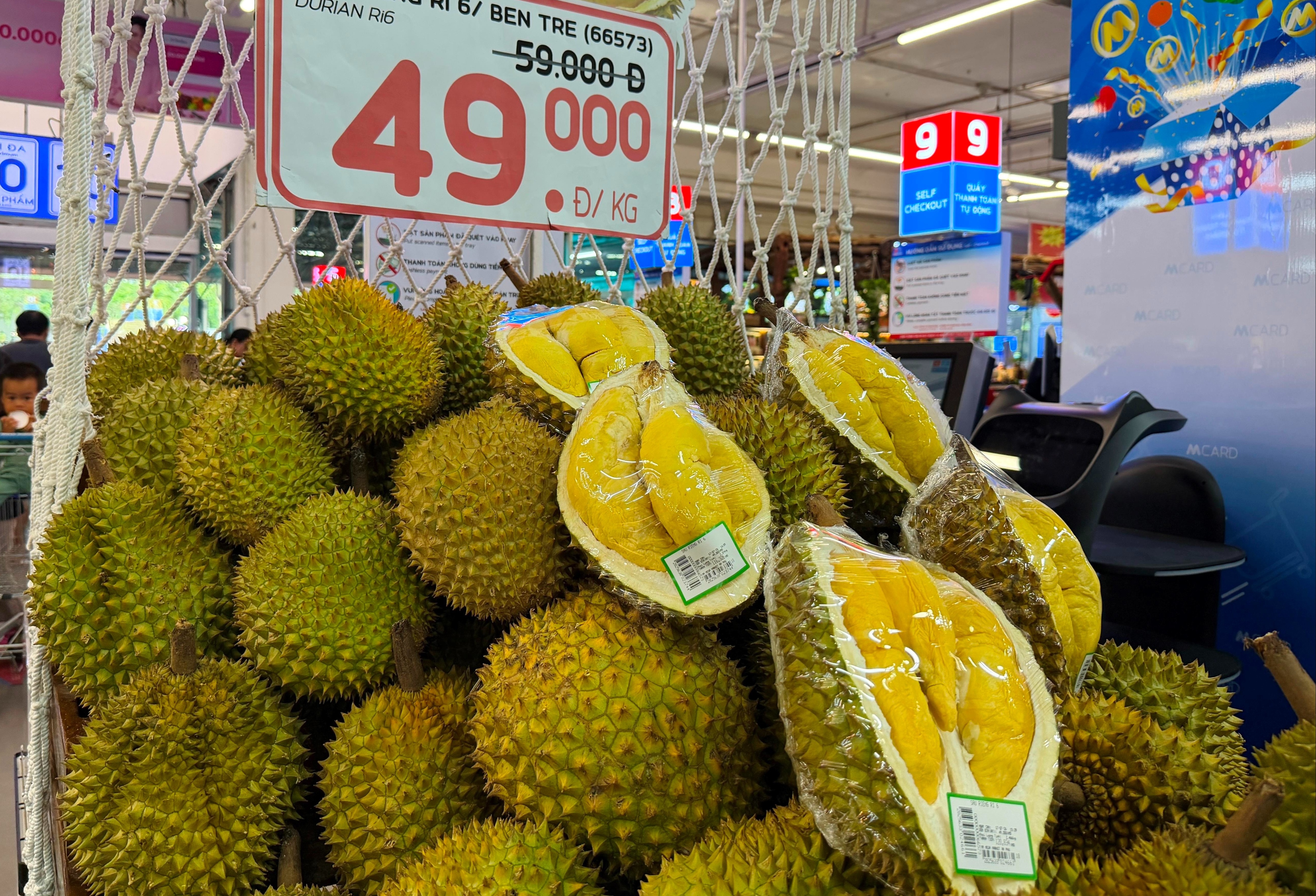 Bơ, sầu riêng rẻ chưa từng có, siêu thị hút khách mua sắm