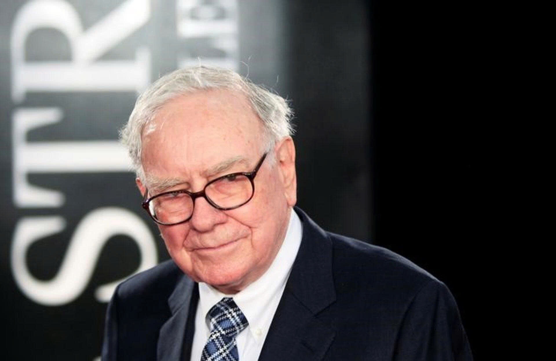Warren Buffett đọc gì để trở thành nhà đầu tư huyền thoại?