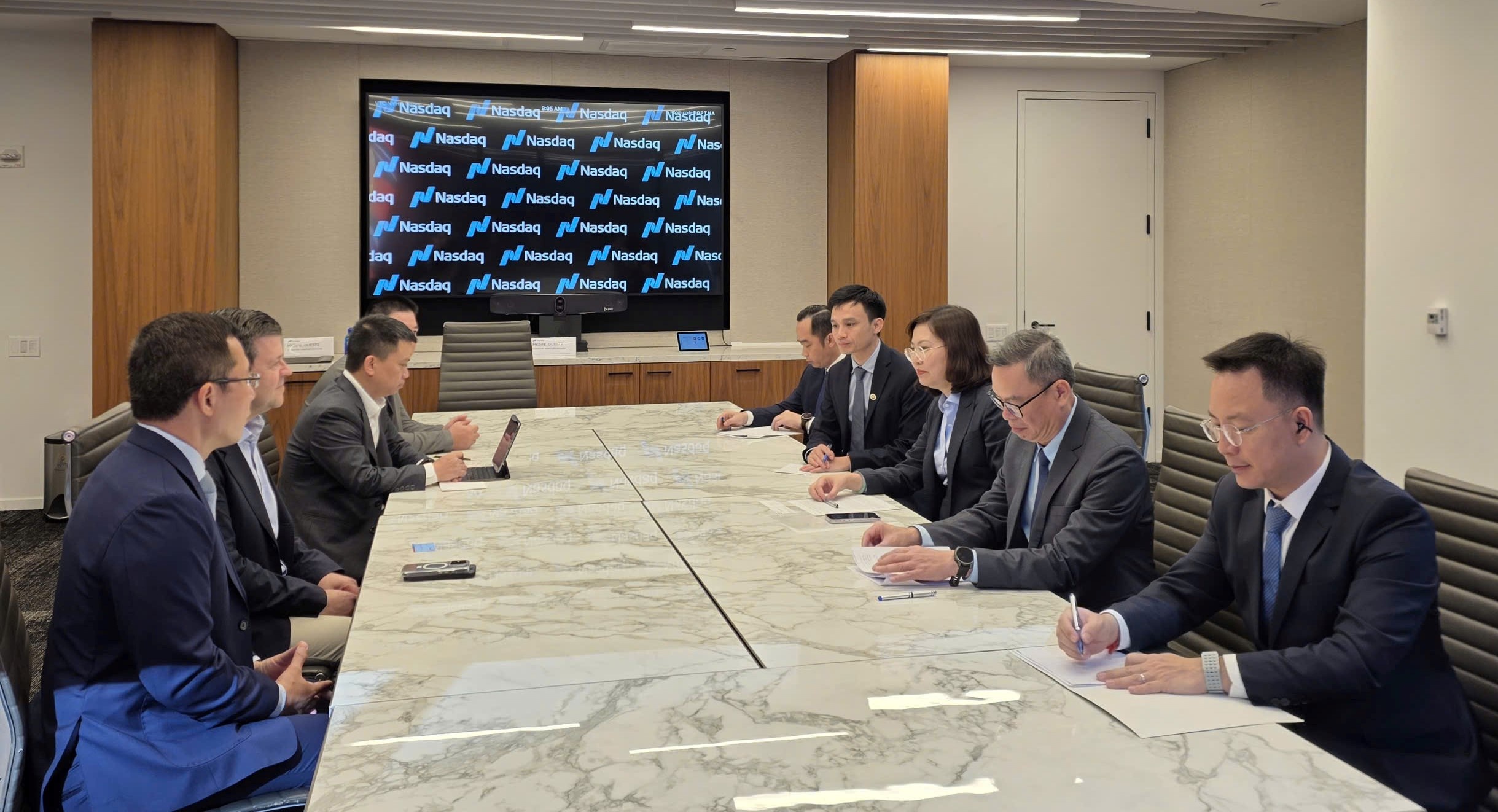 Chủ tịch Ủy ban Chứng khoán Việt Nam làm việc với Phó chủ tịch Nasdaq