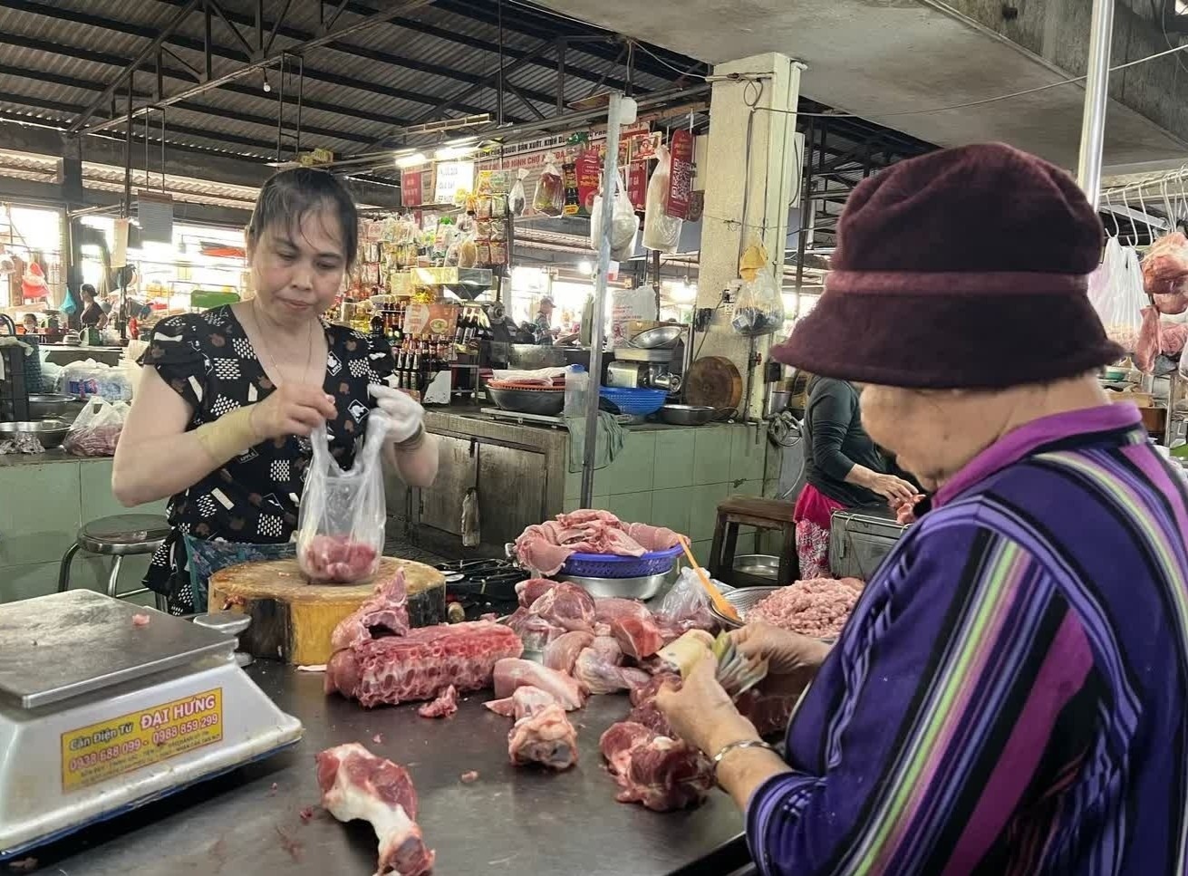 Thịt heo, trái cây Việt lép vế trên 'sân nhà'