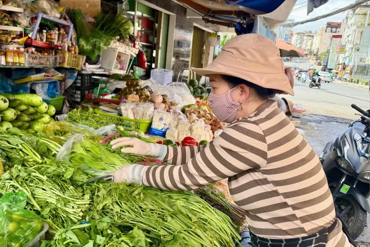 'Bỏng tay' với giá rau sau mưa ngập