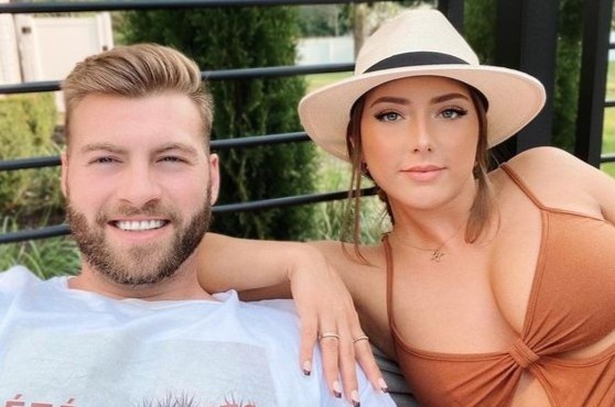 Con gai Eminem dang anh ben ban trai hinh anh