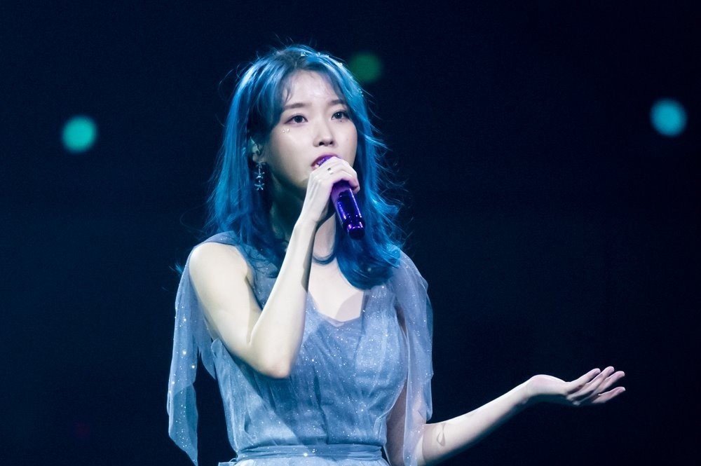 Khi nu ca si Han tu mua ve show dien chinh minh hinh anh