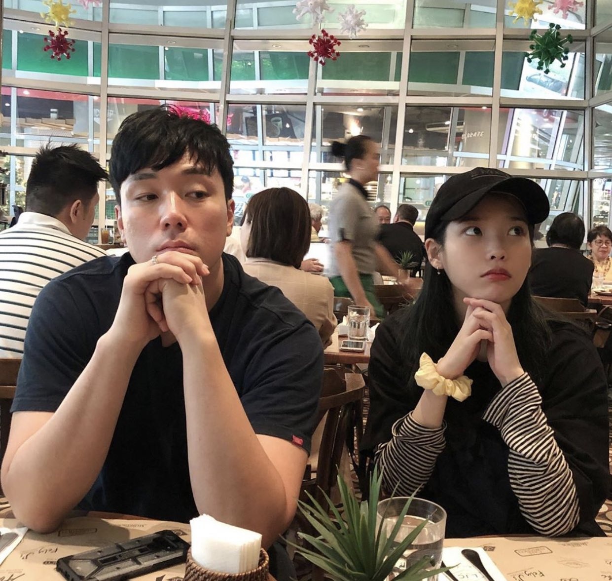 Moi quan he giua IU va ve si anh 1