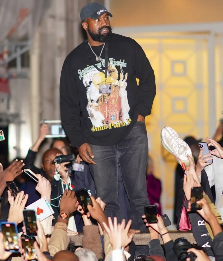 Kanye West,  Balenciaga,  Adidas anh 1