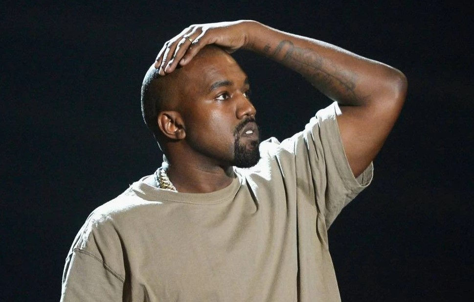 Kanye West bi thu hoi bang tien si hinh anh