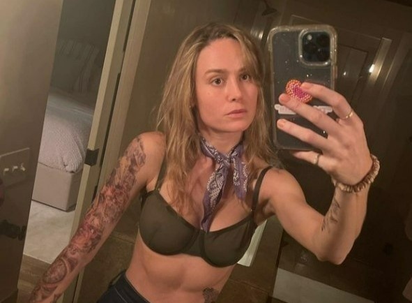 Minh tinh Marvel khoe hinh xam kin tay hinh anh