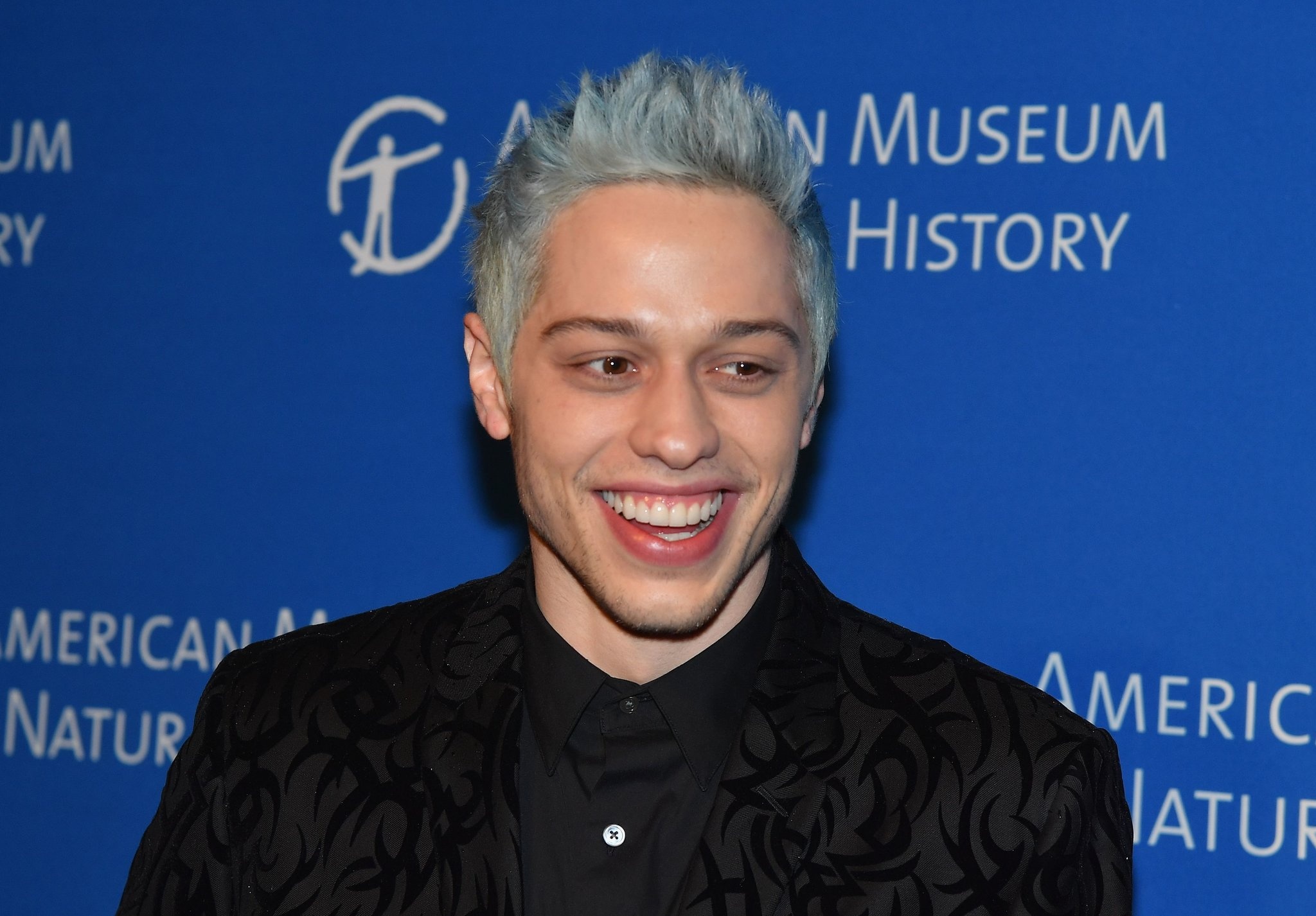 Pete Davidson xoa hinh xam Kim Kardashian hinh anh