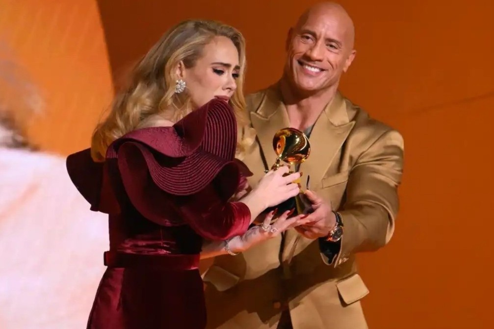 Cai om cua The Rock va nhung khoanh khac an tuong o Grammy 2023 hinh anh
