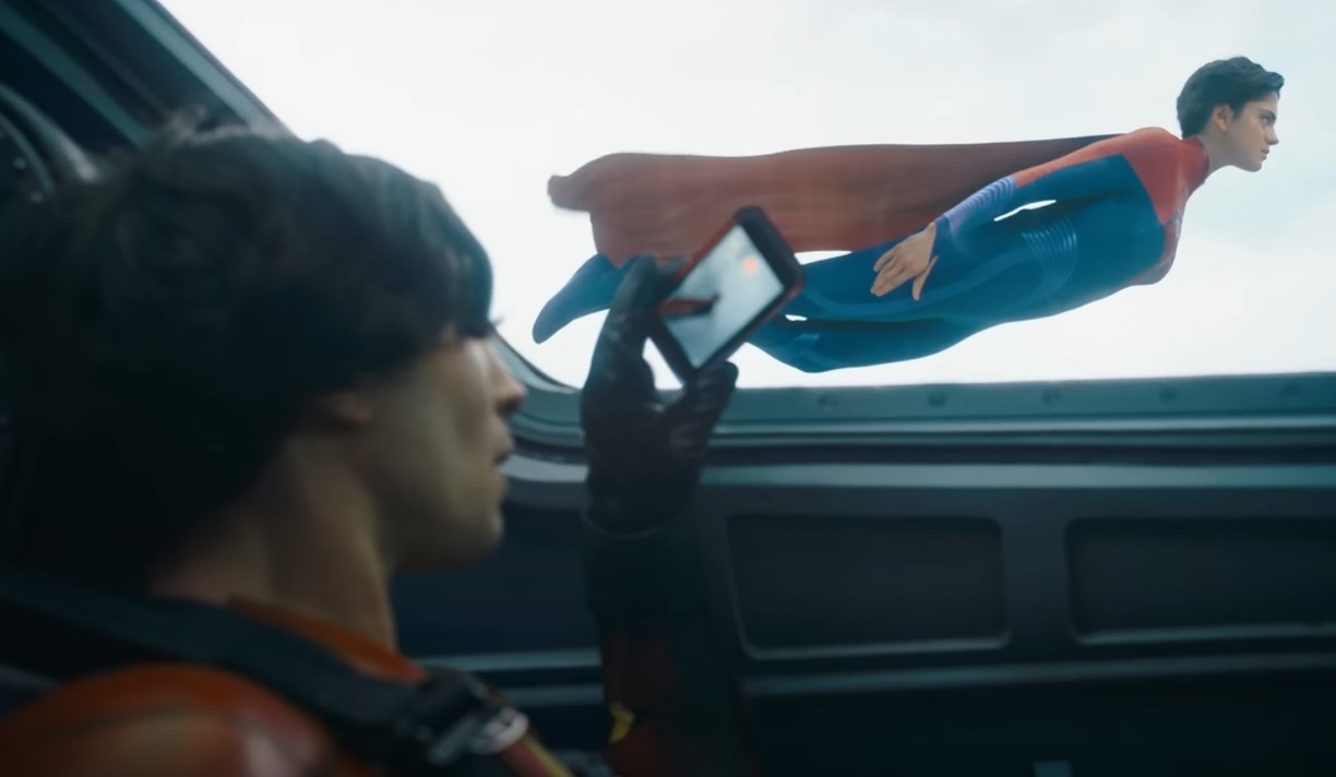 Supergirl,  The Flash,  Batman anh 3