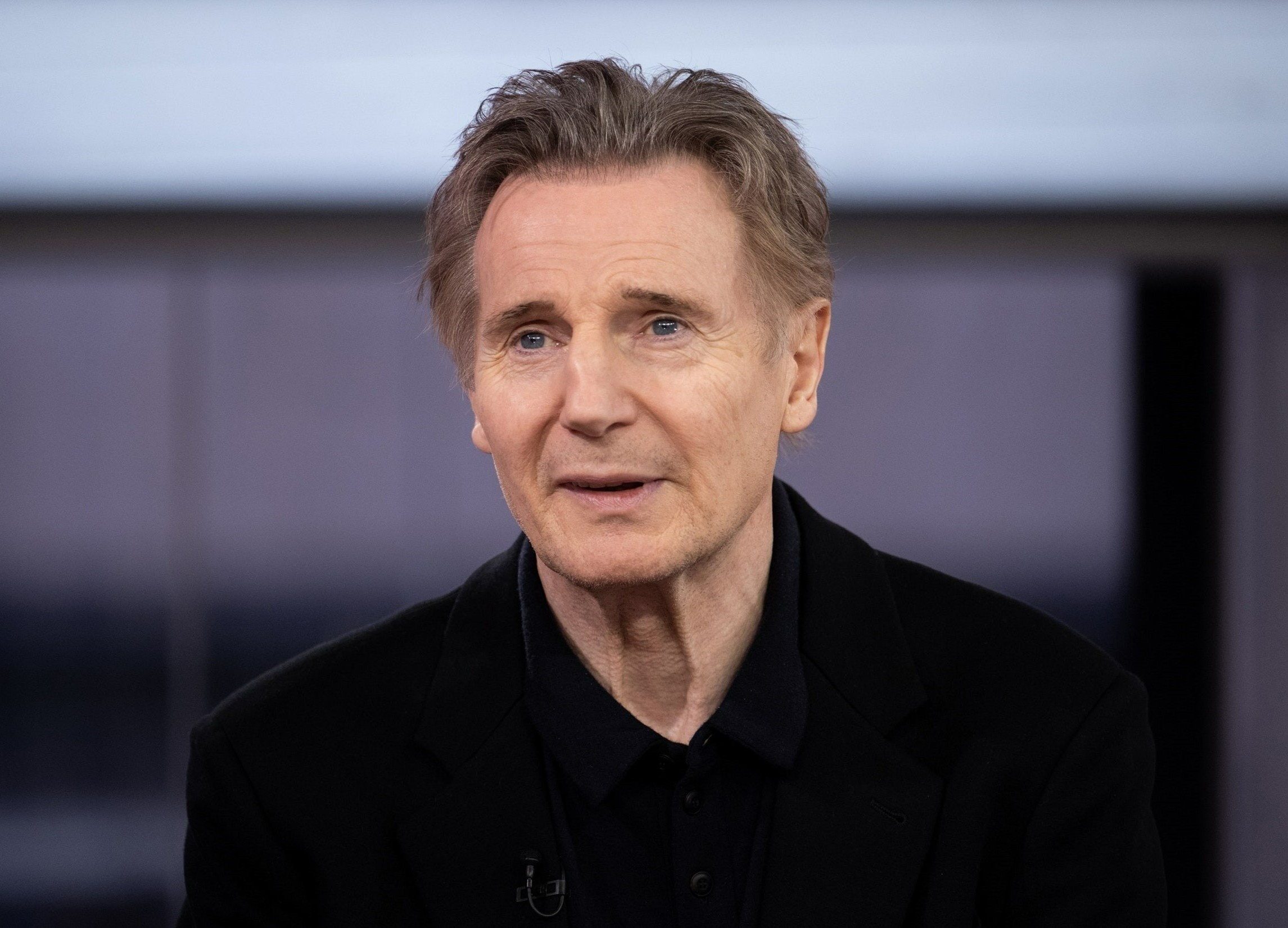 'Than Zeus' Liam Neeson khong thoai mai khi dong canh nong hinh anh