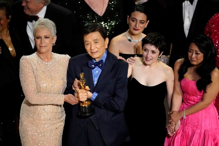 Oscar 2023 khong can mot cu tat hinh anh