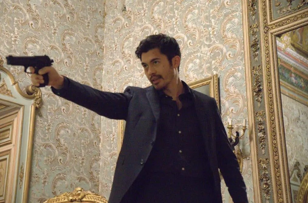 Henry Golding lac long trong 'Cau lac bo sat thu' hinh anh