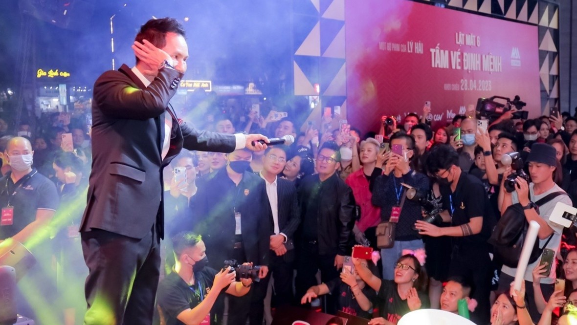 Ly Hai va khan gia Ha Noi cung hat 'Khi nguoi dan ong khoc' sau 8 nam hinh anh