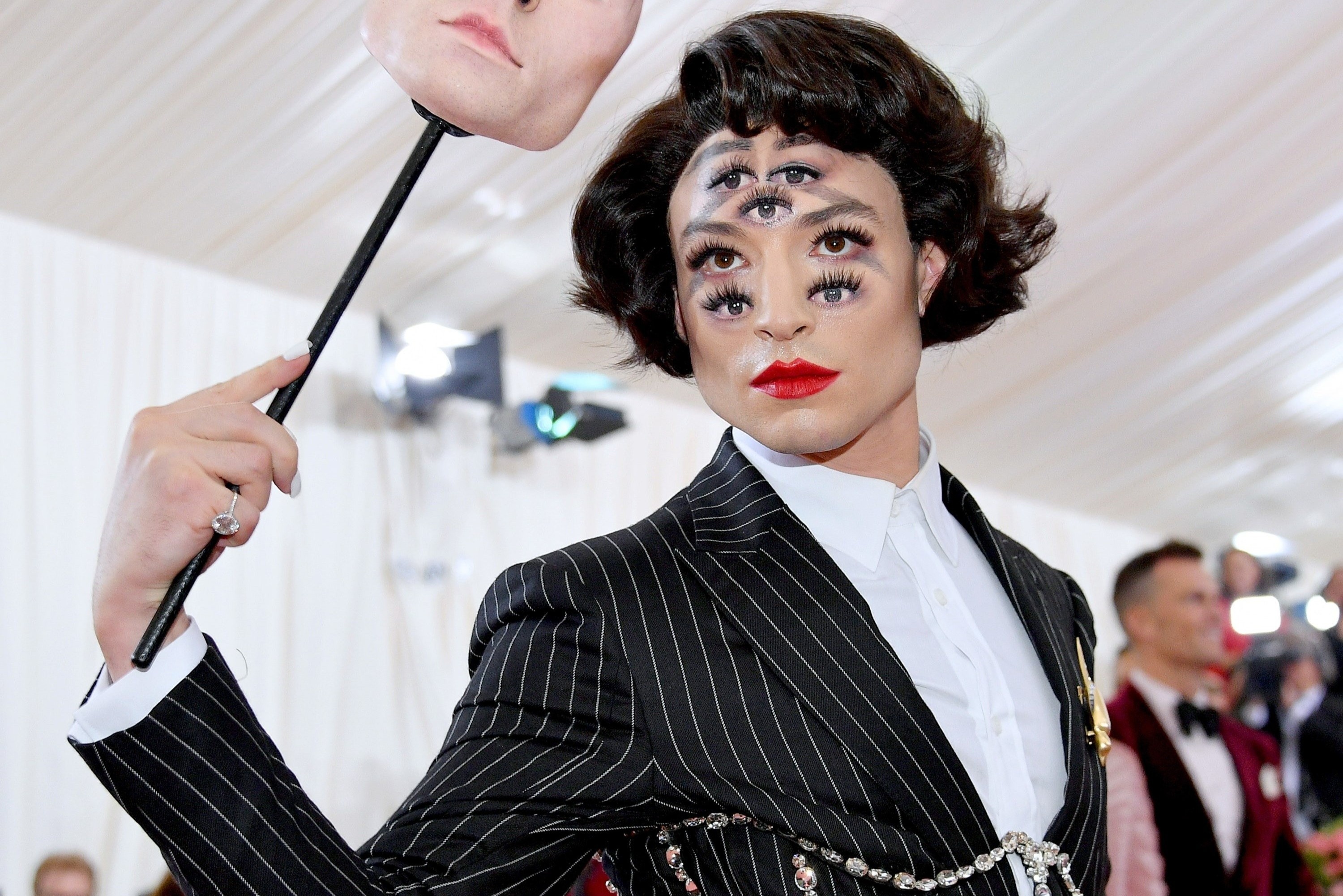 Nam dien vien Ezra Miller khong dam tra loi phong van vi loat be boi hinh anh