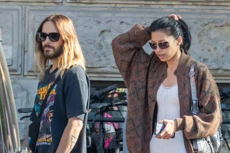 Jared Leto di choi cung nguoi mau kem 24 tuoi hinh anh