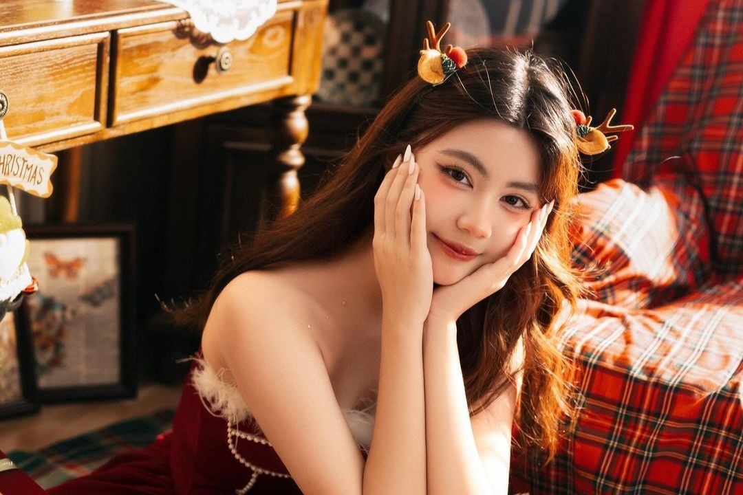 Con gai ut nha MC Quyen Linh khoe vai tran don Giang Sinh hinh anh