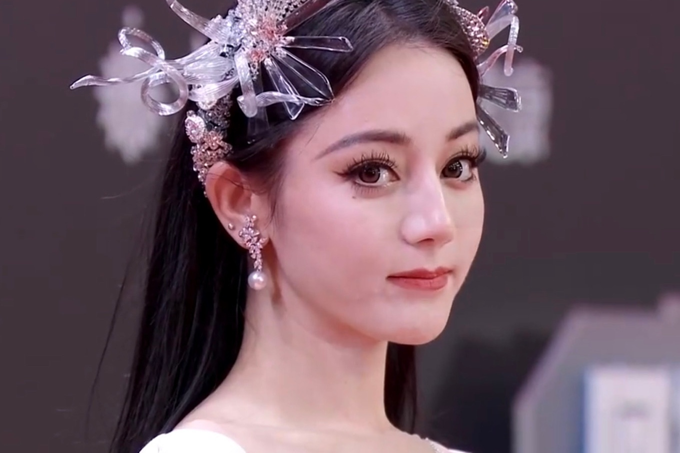 Dich Le Nhiet Ba mac loi trang diem hinh anh