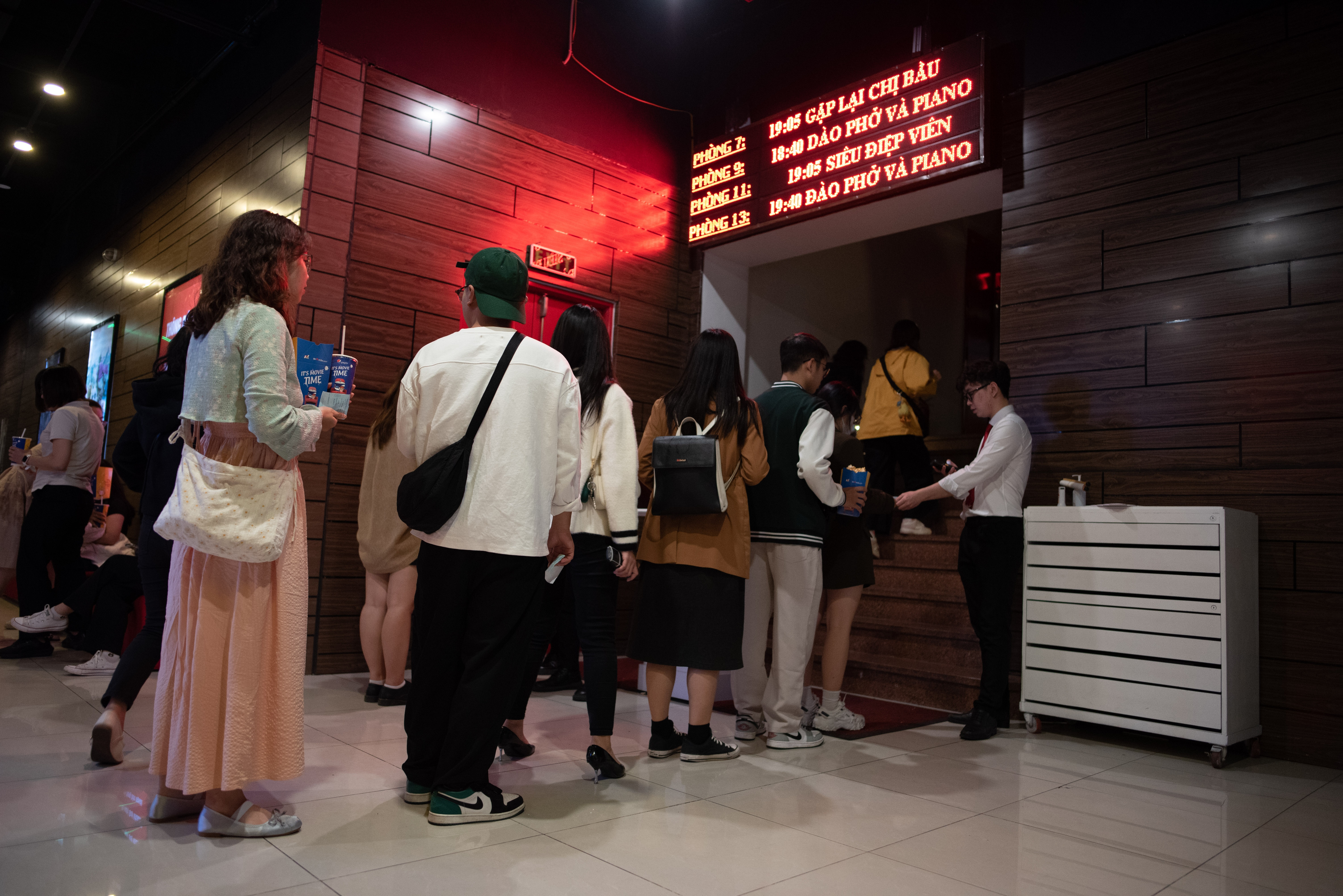 Khan gia Ha Noi khoc tu dau toi cuoi phim 'Dao, pho va piano' hinh anh