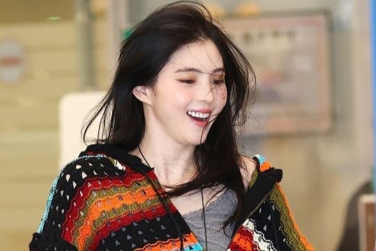 Han So Hee cuoi tuoi khi ve Han Quoc hinh anh