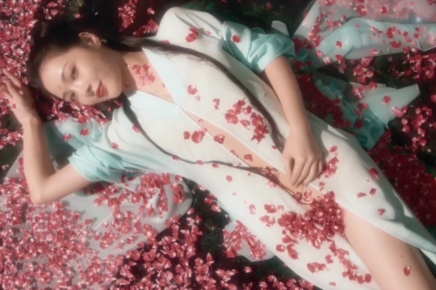 'Hong lau mong' 2024 gay tranh cai hinh anh