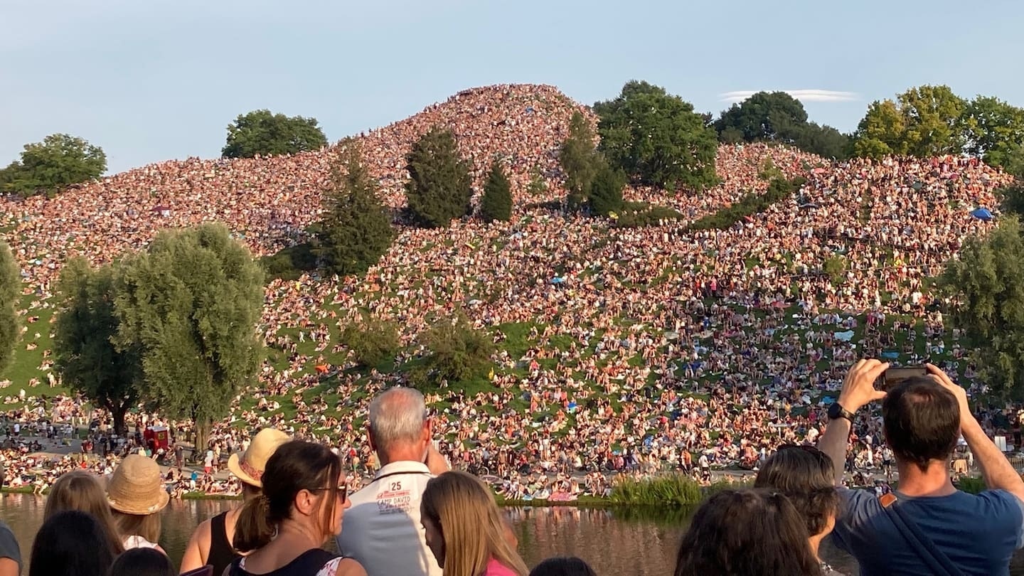 Hang nghin fan phu kin ngon doi de xem Taylor Swift hinh anh