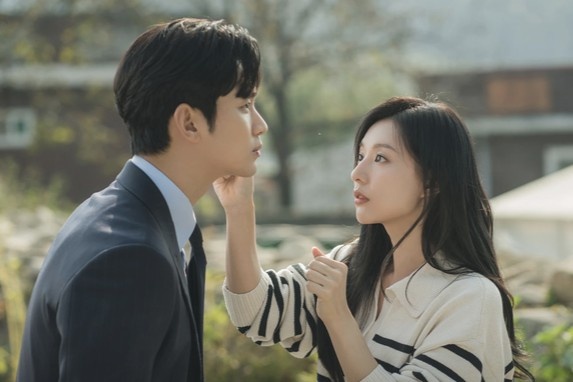 khan_gia_ky_vong_kim_soo_hyun_kim_ji_won_tro_thanh_cap_phim_gia_tinh_that_tiep_theo_1726185.jpg