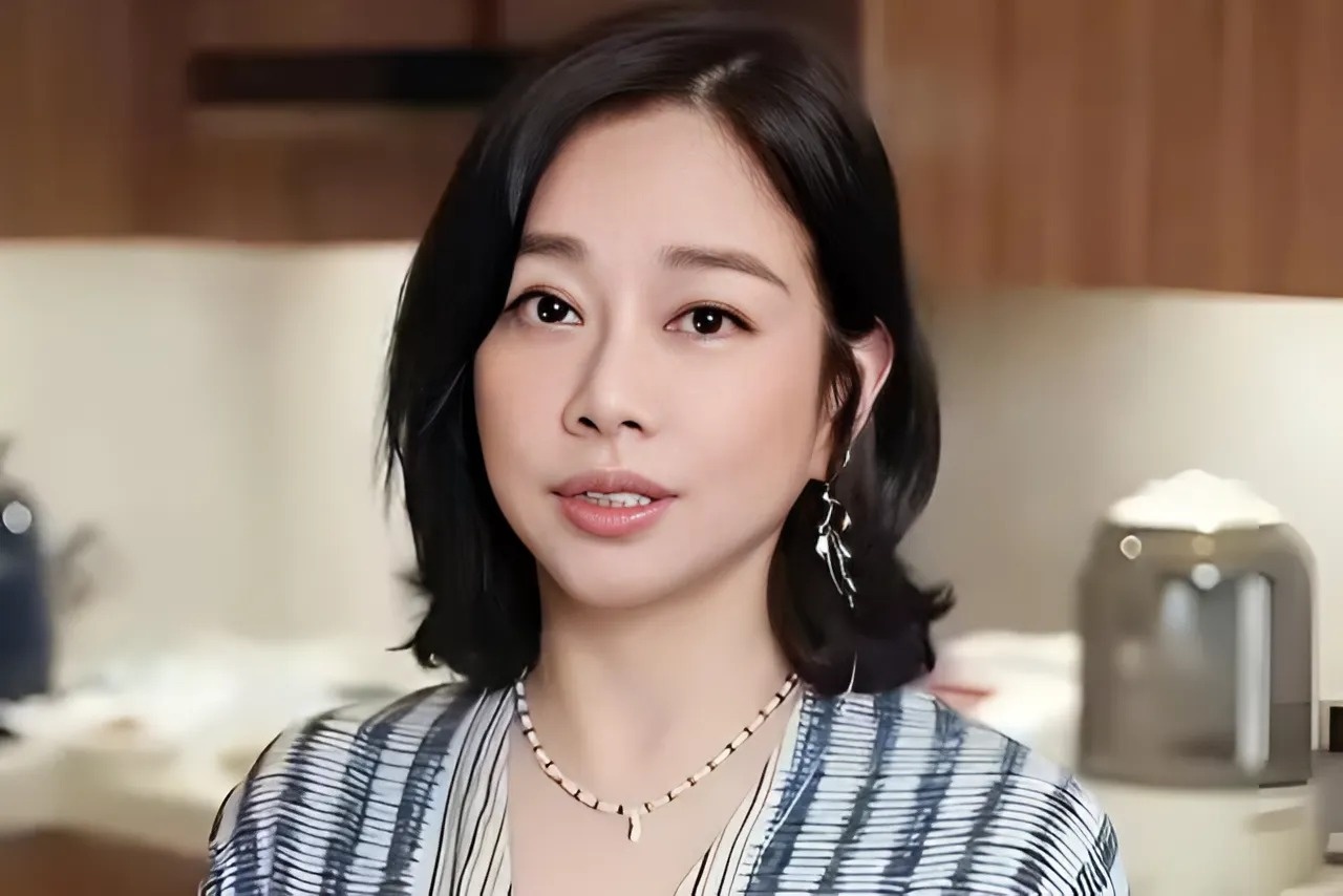 Ve ngoai tre hon tuoi cua Tran Tung Linh hinh anh