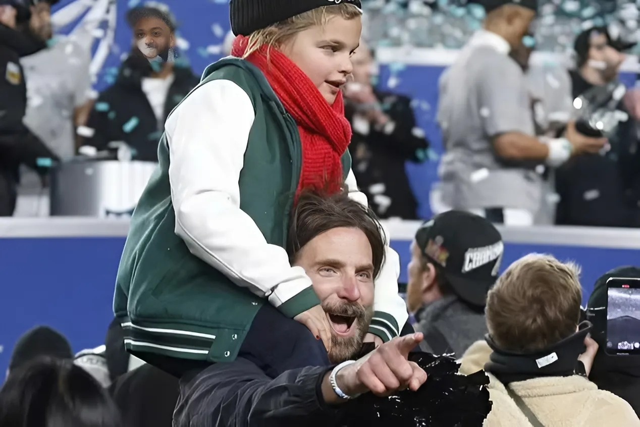 Con gai 7 tuoi theo Bradley Cooper xem bong bau duc hinh anh