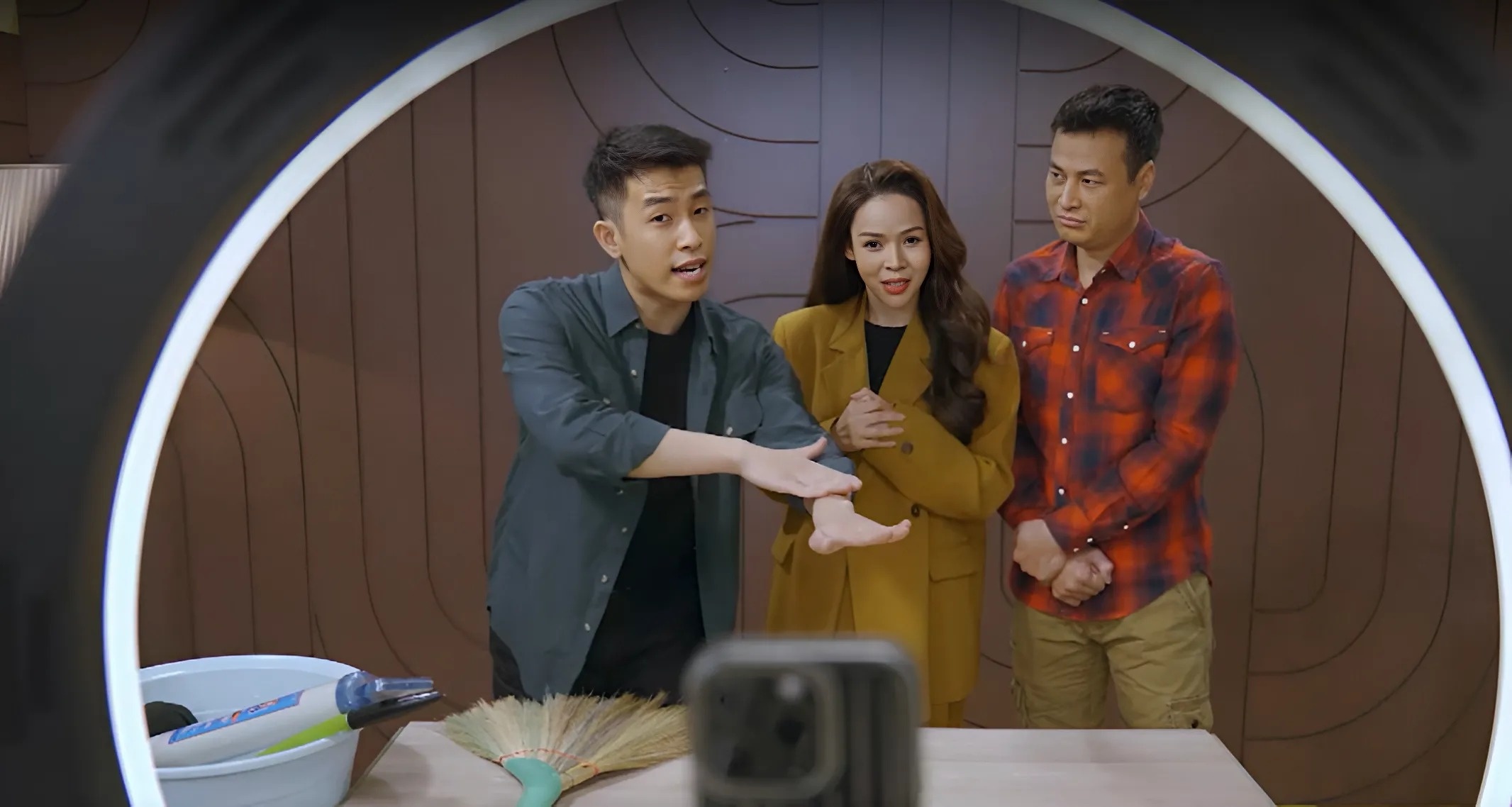 Gap nhau cuoi tuan da kich viec livestream, quang cao sai su that hinh anh