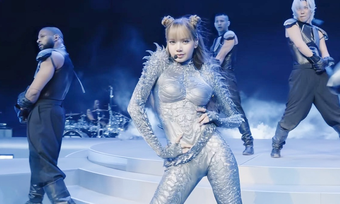 Lisa mac sexy, lam bung no san khau o My hinh anh