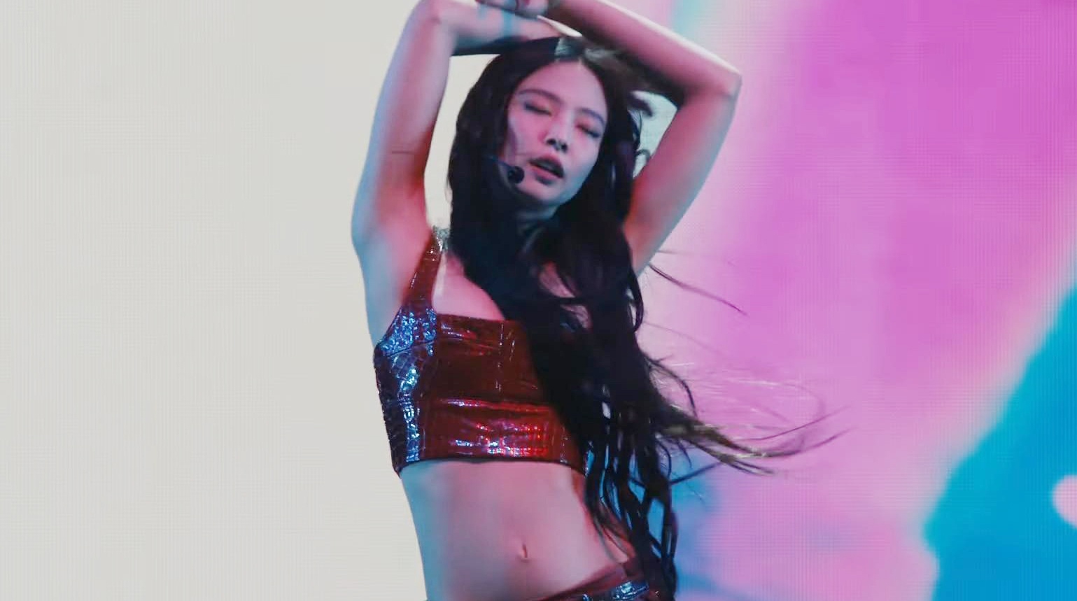 Jennie trinh dien nong bong nhung gay tranh luan hinh anh