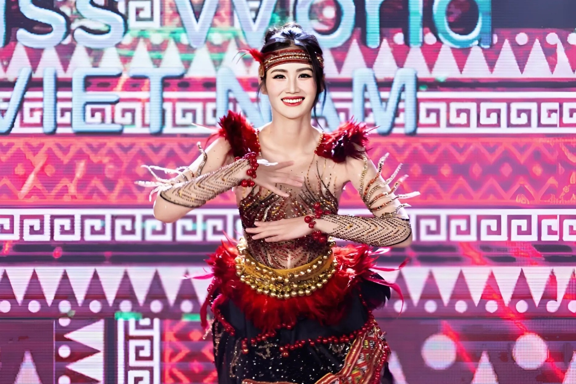 Man nhay mua cua Hoa hau Y Nhi hinh anh