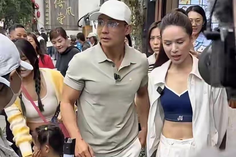 Ly Nhuoc Dong khoe eo tren pho hinh anh